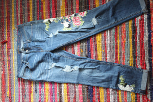 PLUS Cuffed Hem Distressed Jeans with Crane and Floral Embroidery